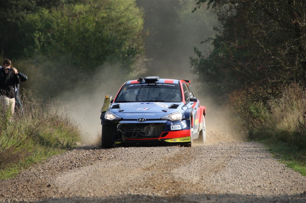 Fototekst: Simon Vallentin/Peter Egholm i Hyundai I20 R5 i Rally Naturens Rige 2021, der blev kørt på vejene omkring Skjern.
(Foto: Allan Post)